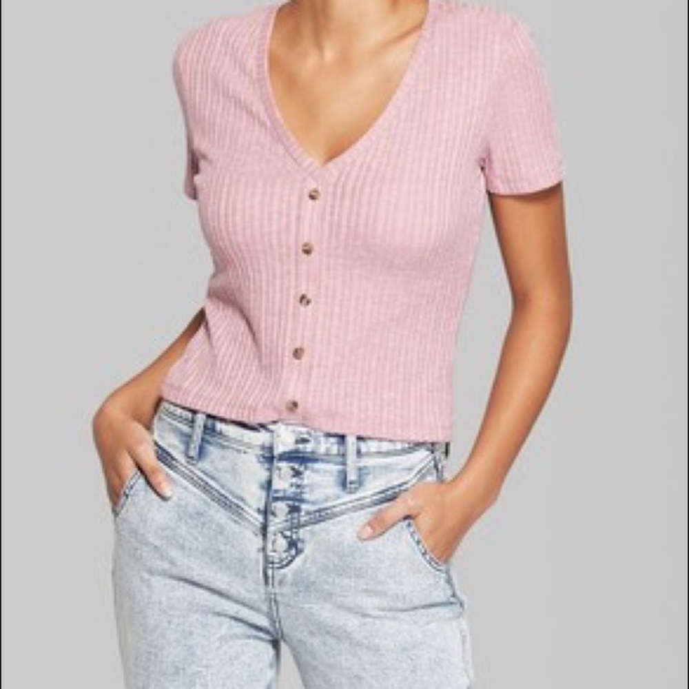🧚🏼‍♀️WILD FABLE rose v-neck button crop top